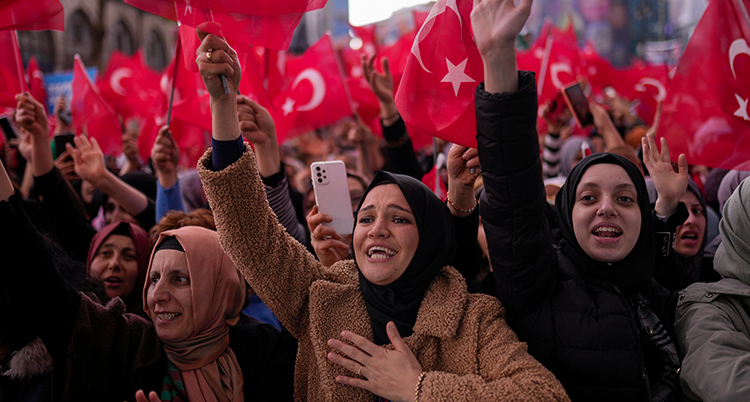 Människor med turkiska flaggor.