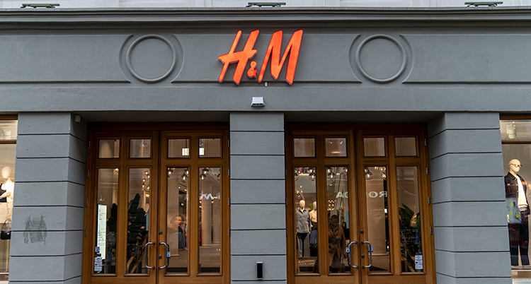 Dörrar in till en affär. Ovanför en skylt med bokstäverna H&M.
