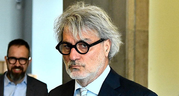 Porträtt av läkaren Paolo Macchiarini. Han har tjocka, svarta glasögonbågar och grått hår.