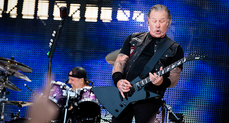 James Hetfield i Metallica spelar elgitarr på en scen.