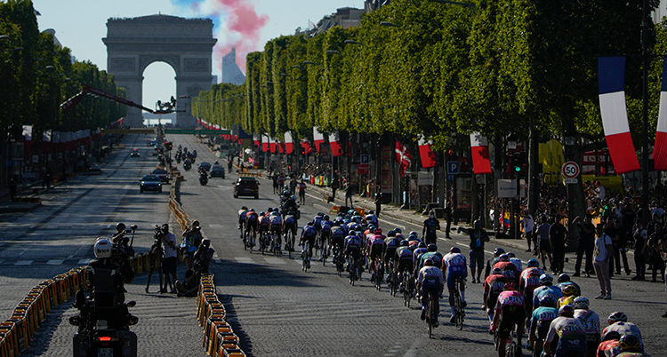 Cyklister på Paris paradgata.