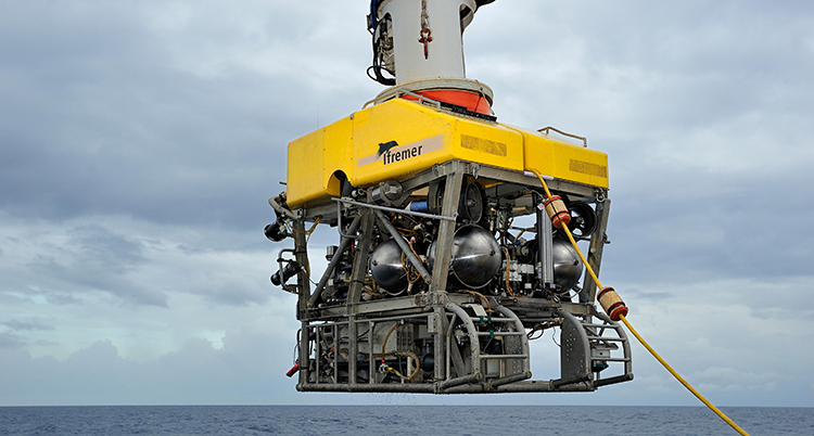 En stor maskin sänks mot havets yta.