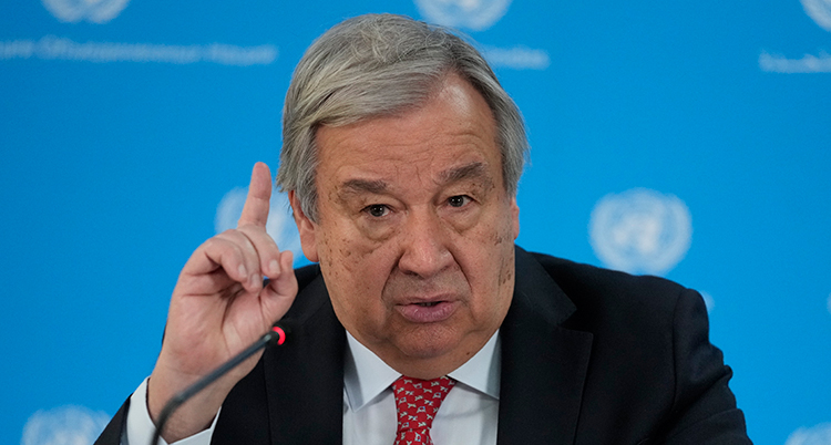 FNs chef pekar med ett varnande finger.