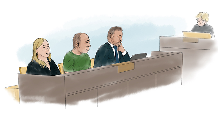 Tre personer sitter på rad. Den dömda mannen har grön tröja.