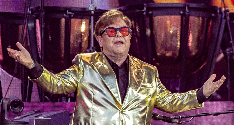 Elton John i guldkavaj.