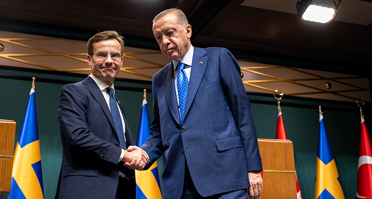 Kristersson och Erdogan skakar hand.