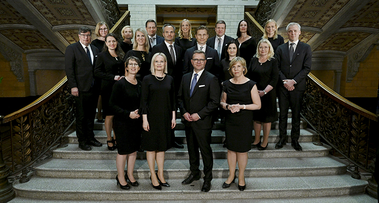 Ministrarna och statsminister i Finlands regering uppställda i en trappa.