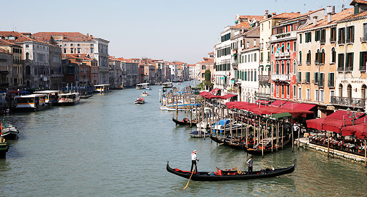 Staden Venedig, med hus, vatten och båtar.