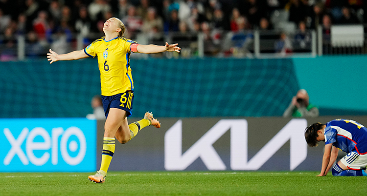 Magdalena Eriksson springer över planen och jublar. En japansk spelare står på knä och deppar.