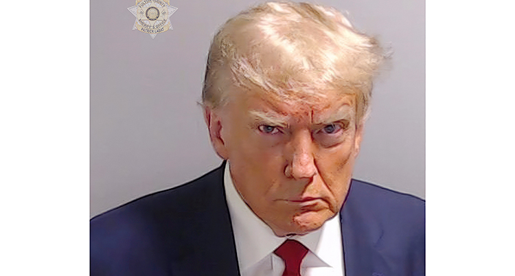 Donald Trump ser allvarlig ut och tittar in i kameran.