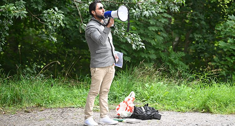 Salwan Momika med en megafon.