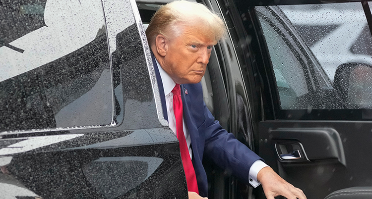 Trump stiger ur en bil.