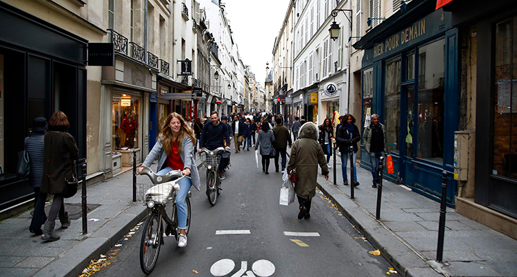 Människor promenerar eller cyklar på vanliga cyklar.
