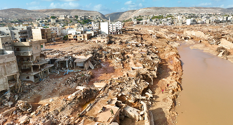 En bild tagen ovanifrån visar förstörda delar av staden.
