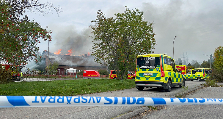 En avspärrning och en ambulans en bit ifrån branden.