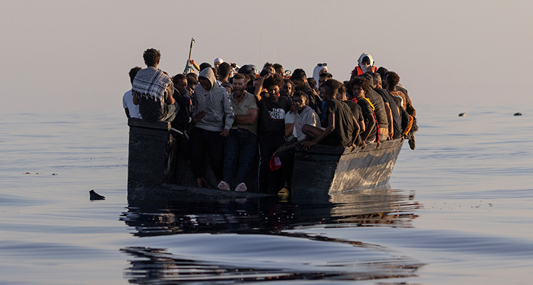 En båt med många människor ute på havet.