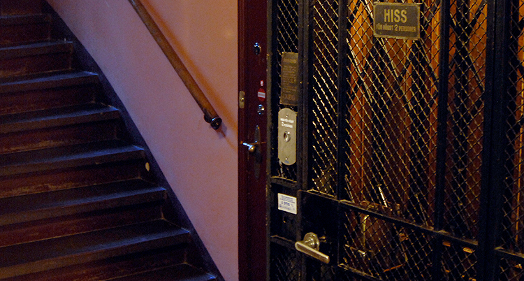 En hissdörr i ett trapphus.