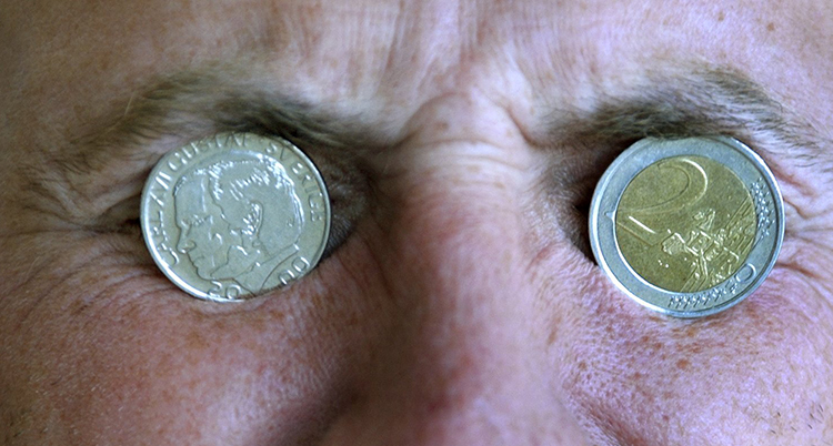 En person har ett mynt i varje öga.