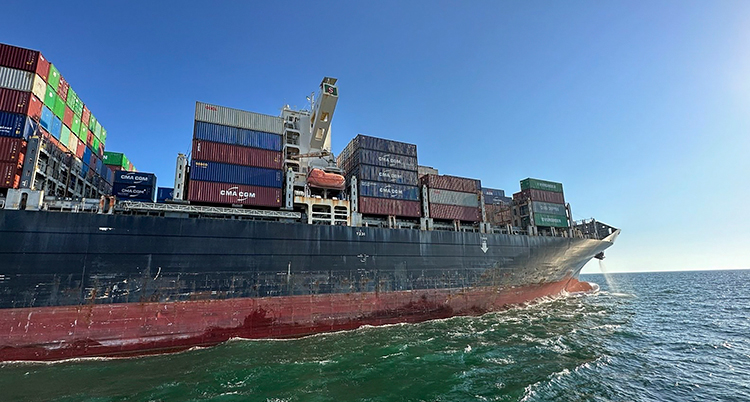 Ett fartyg i havet lastat med stora containrar.