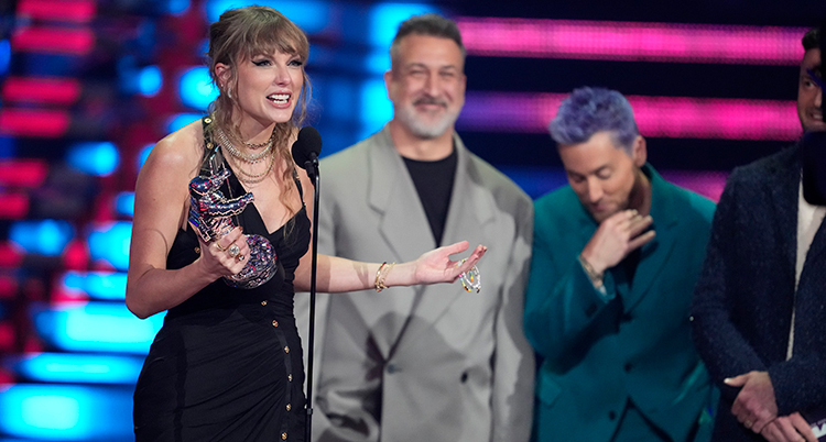 Taylor Swift med priset i handen tackar publiken.