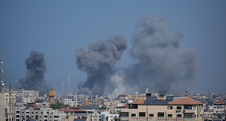 Hustak i Gaza. Det kommer rök efter attacker.