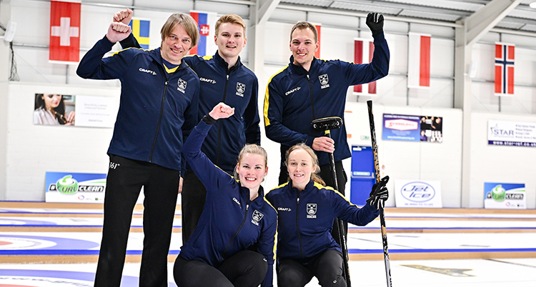 Grupp med fem glada curlingspelare som gör segergester.