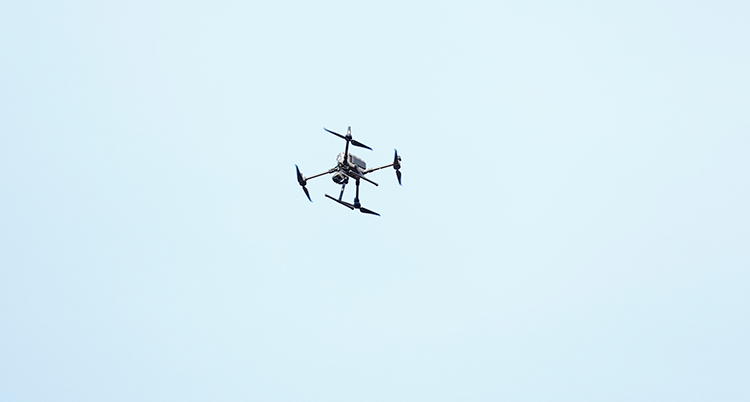 En liten flygande kamera syns i luften.