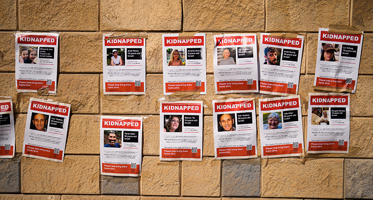 En vägg med efterlysningar av personer som är kidnappade.
