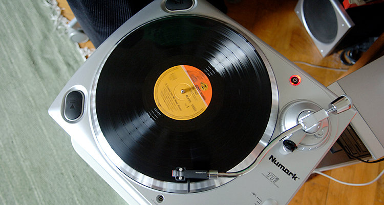 En svart vinylskiva ligger på en skivspelare.