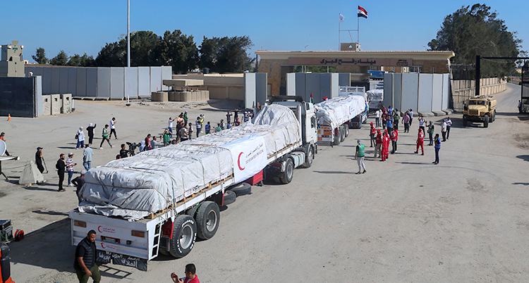 Några lastbilar står och väntar på att få komma över gränsen till Gaza.