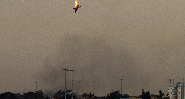 Ett brinnande flygplan störtar.