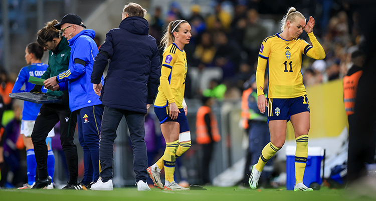 Svenska spelare går av planen och ser ledsna ut.