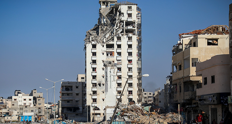 Ett trasigt höghus i Gaza.