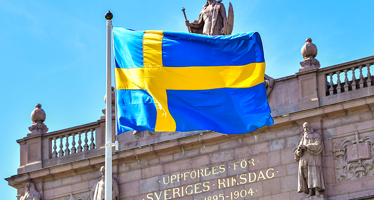 Svenska flaggan hissad utanför riksdagens hus.