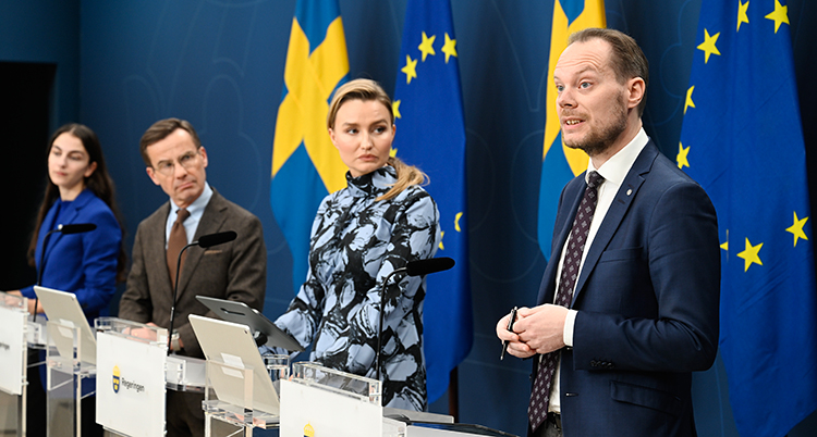Fyra politiker från regeringen och Sverigedemorkaterna på rad.