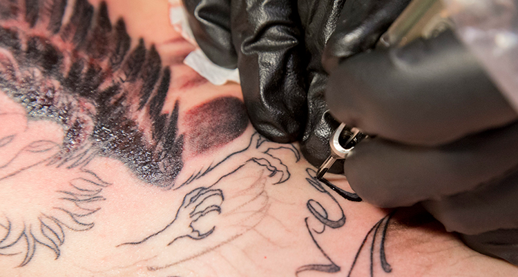 En tatueringsnål i arbete på hud.