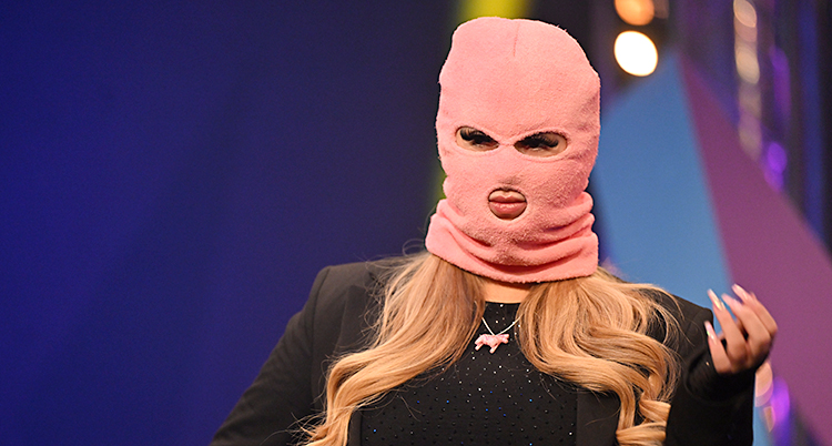 Fröken Snusk, hon har en rosa mask över ansiktet.