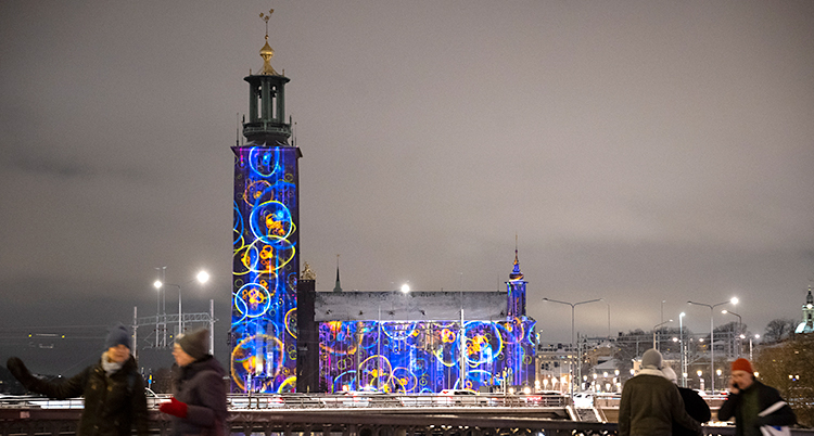 En massa färger och former som lyser upp fasaden på Stockholms stadshus.