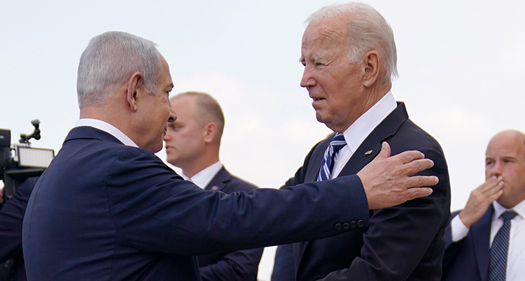Biden står nära Israels ledare som håller en hand på Biden.