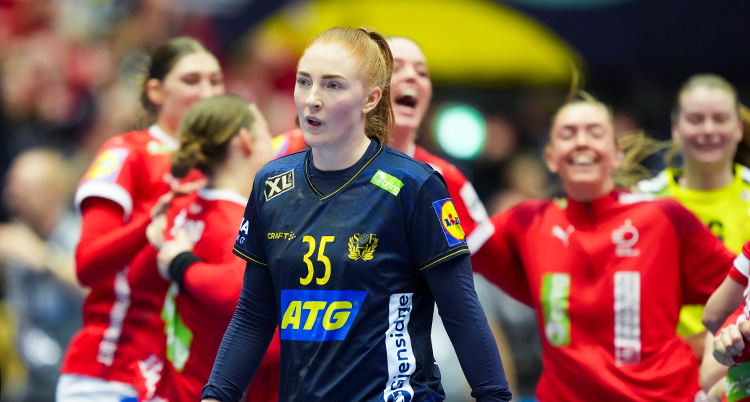 En svensk spelare sent ledsen ut.Bakom henne firar danskarna.
