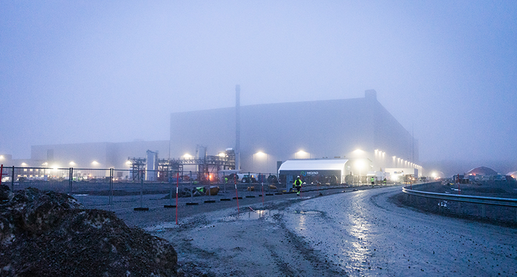 FAbriken fotad utifrån. Det är dimma i luften.