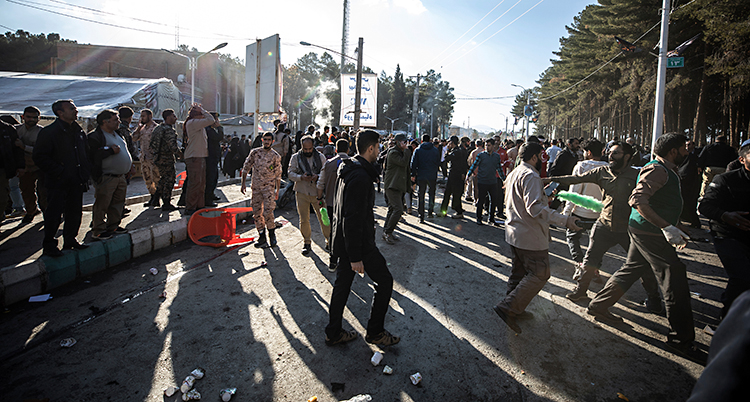 Det har precis varit en explosion i staden Kerman. Många människor tittar och går omkring.