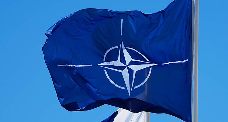 Natos flagga som vajar i vinden.
