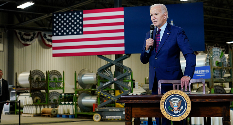 Joe Biden håller tal. Bakom honom är USAs flagga.