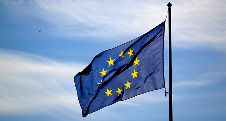 EUs flagga hissad på en stång.