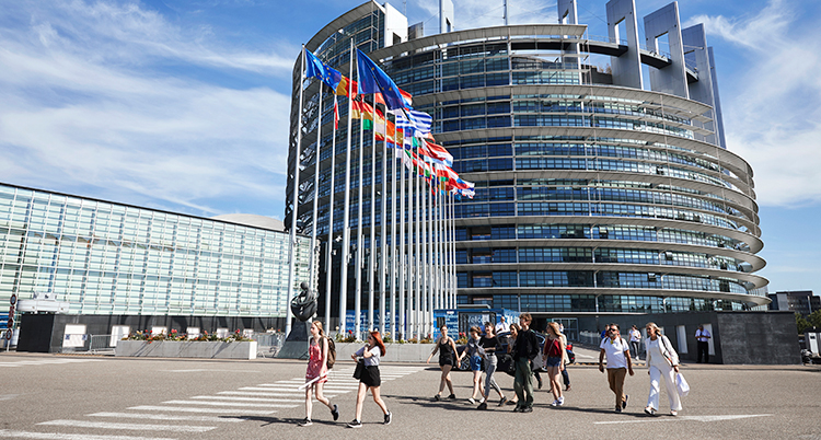 EUs runda hus som ser ut att vara av glas och metall.