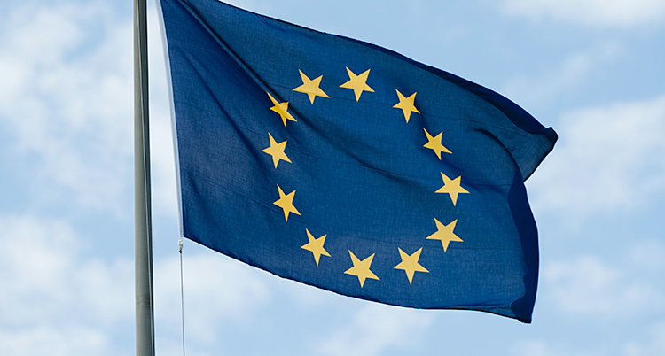 EUs flagga som vajar i vinden.