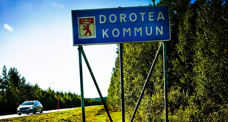 En vägskylt längs en väg. På skylten står det Dorotea.