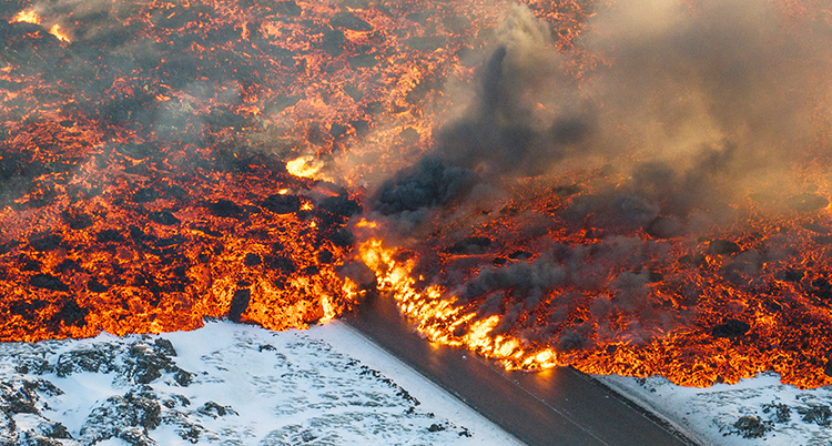 Brinnande lava på en väg.