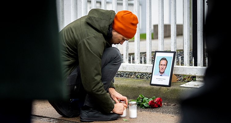 Blomster ved Ruslands ambassade til ære for Aleksej Navalnyj